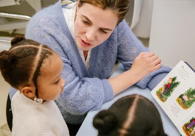 Childhealthy - Paediatrician talking to children